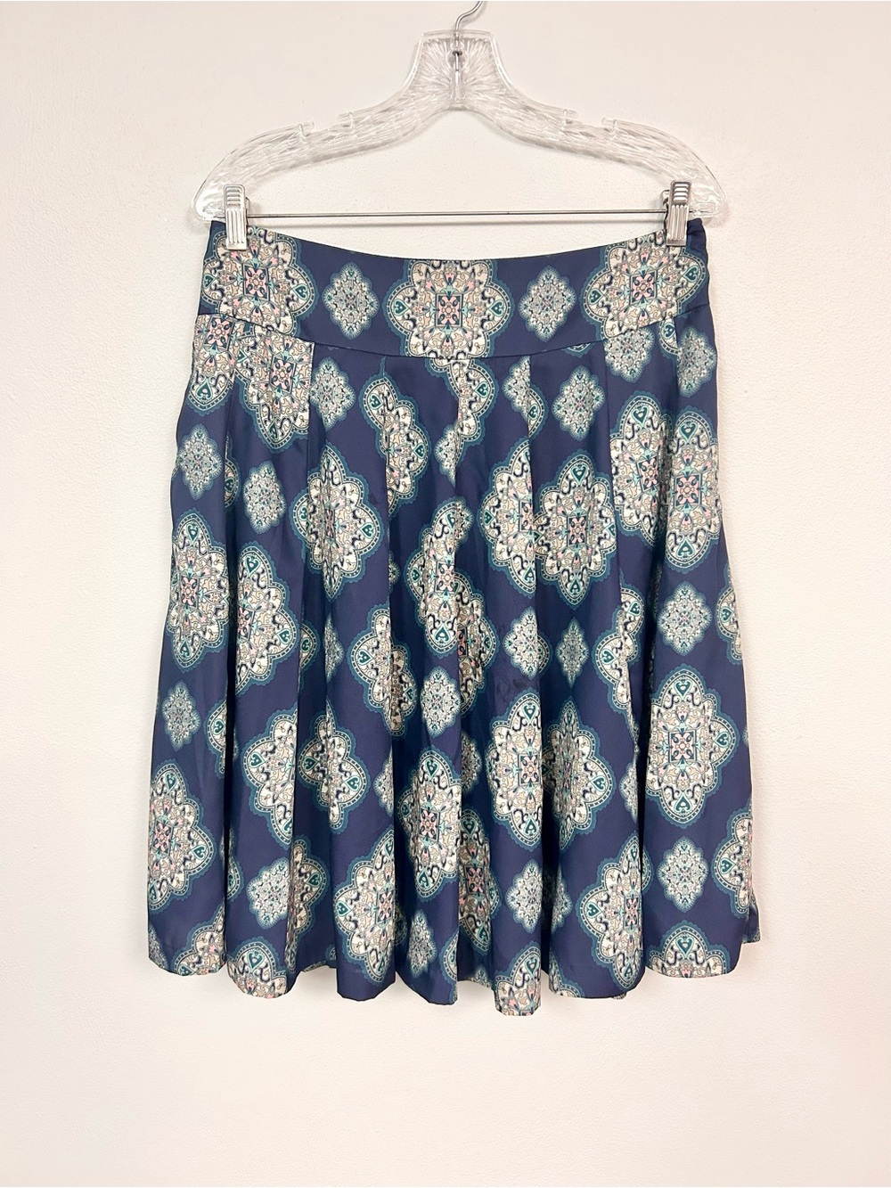 ANN TAYLOR 🌐 Women’s Navy Medallion Motif Flounce Skirt - Size 8